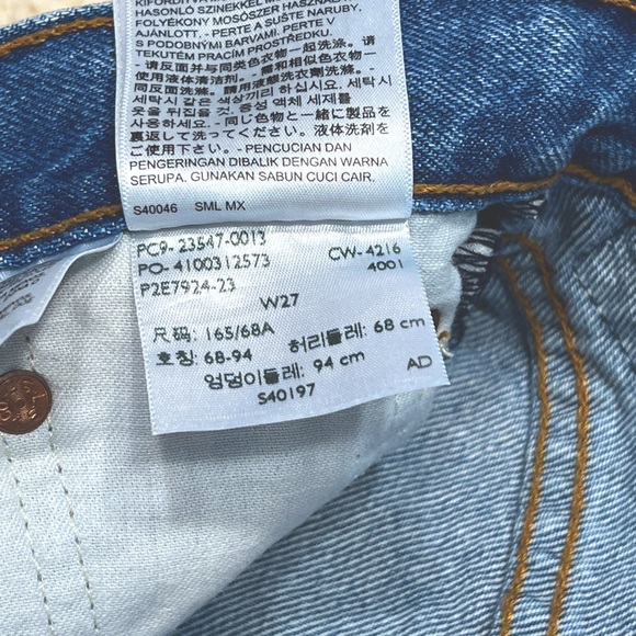 Levi's Wedgie Fit Shorts - Picture 10 of 10